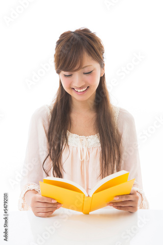 本を読む女性