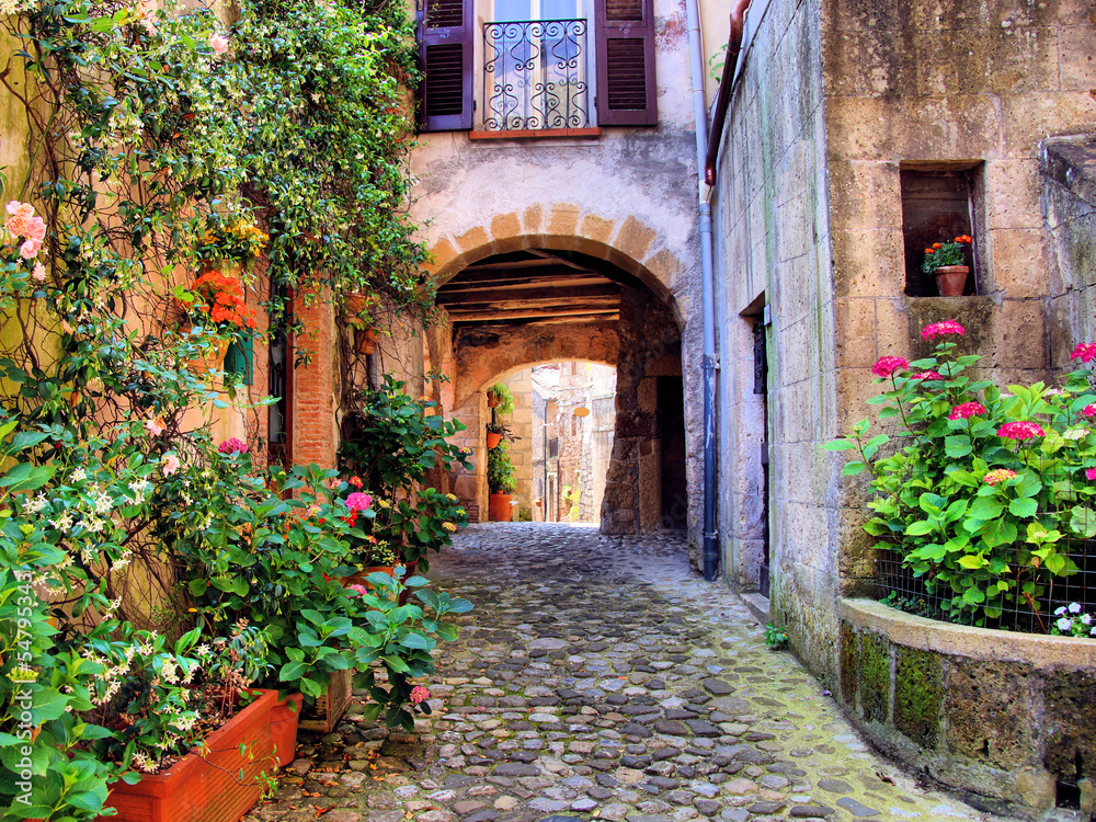 Naklejka Łukowata brukowiec ulica w Tuscan wiosce, Włochy