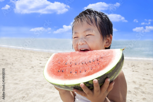 Obraz na płótnie 夏の海でスイカを食べる子供 w salonie