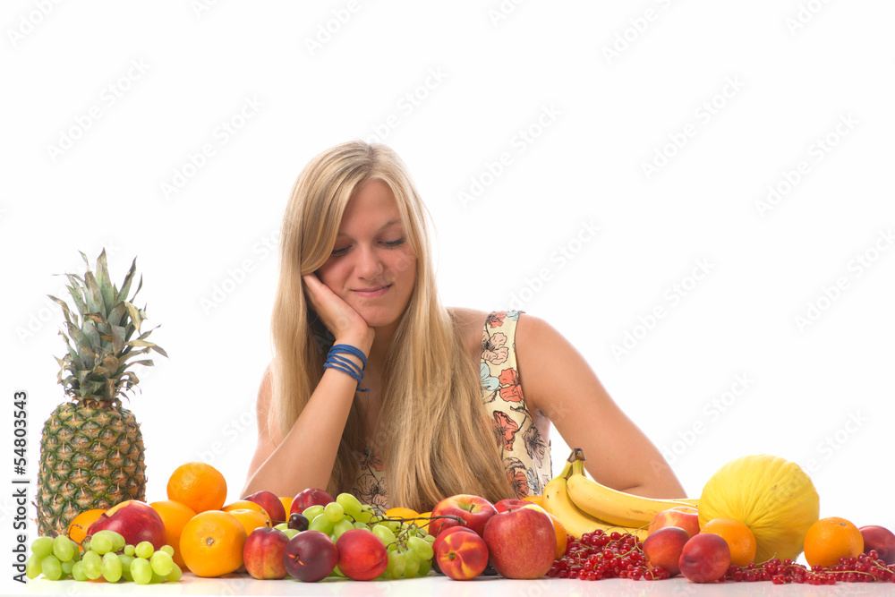 Blonde Frau schaut auf Obstsorten