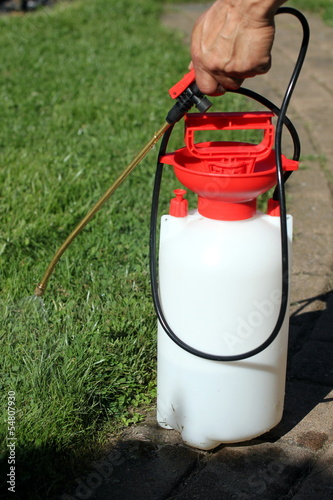Spritze für Unkrautvernichtung im Garten
