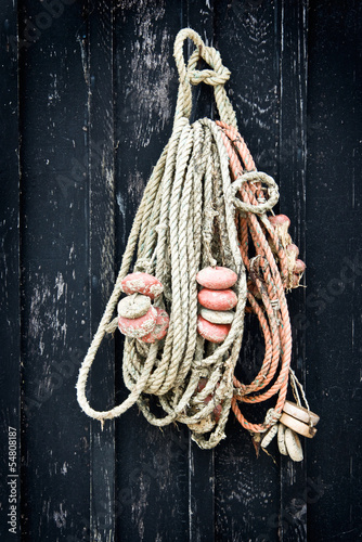 Tableau sur toile Filet de pêche sur la porte d'une cabane à Etretat