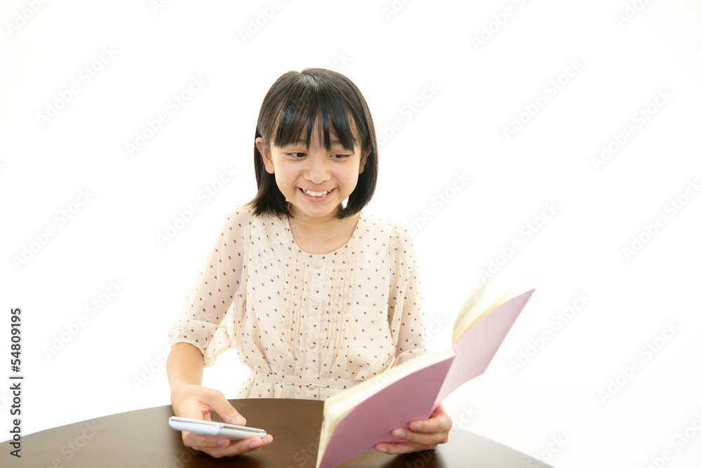 スマートフォンを持つ女の子 スマートフォンを持つ女の子