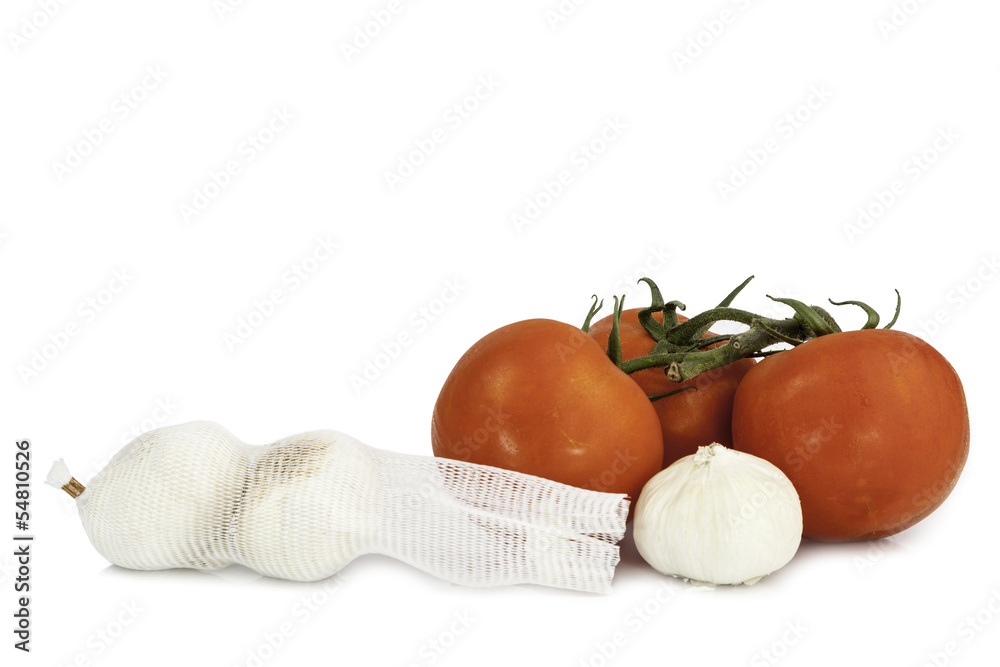 tomates y ajos sobre fondo blanco tomates y ajos sobre fondo blanco