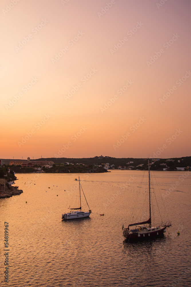 Sonnenuntergang mit Segelbooten