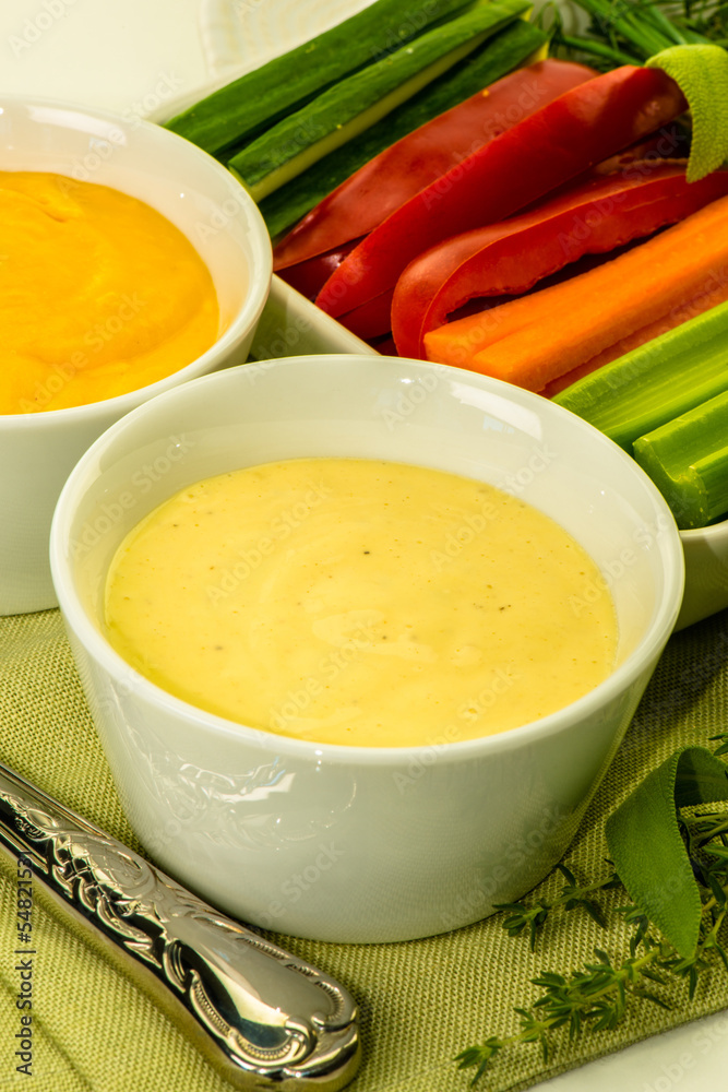 Selbstgemachte Mayonnaise mit Gemüsesticks Selbstgemachte Mayonnaise mit Gemüsesticks