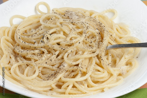 spaghetti cacio e pepe photo