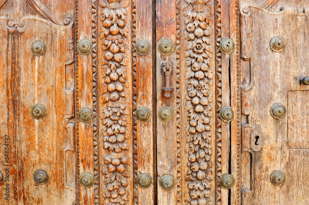 Vieja puerta de madera de una casa señorial