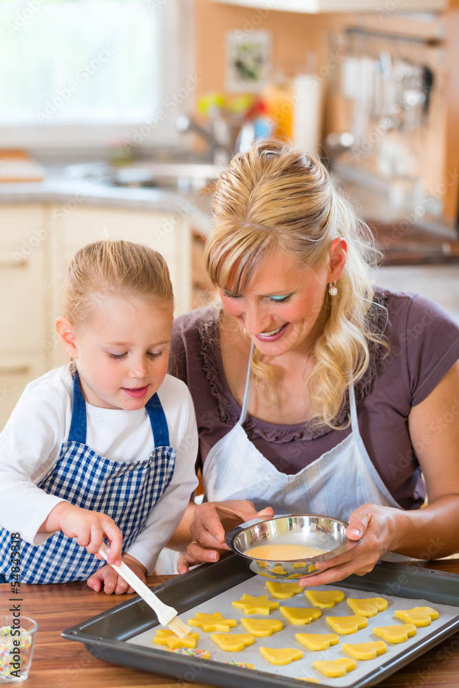 Mutter und Tochter backen Plätzchen in Küche Stock 写真 | Adobe Stock