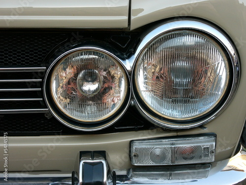 Foto Doppelscheinwerfer einer legendären italienischen Limousine der Sechzigerjahre u