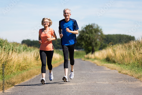 älteres Paar joggt