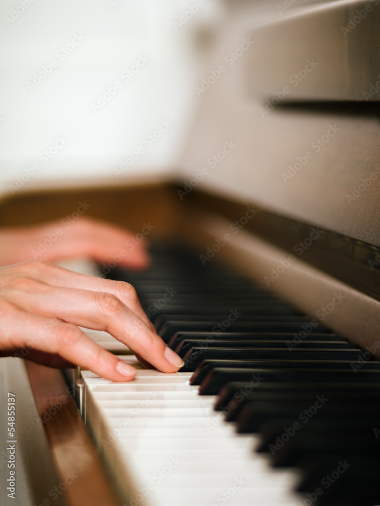 Obraz premium Female hands and piano keyboard