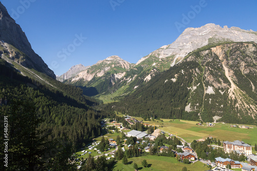 Vue sur les montagnes et la vall  e de Pralognan