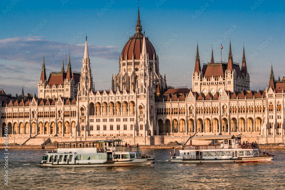 Chain Bridge and Hungarian Parliament, Budapest, Hungary Chain Bridge and Hungarian Parliament, Budapest, Hungary