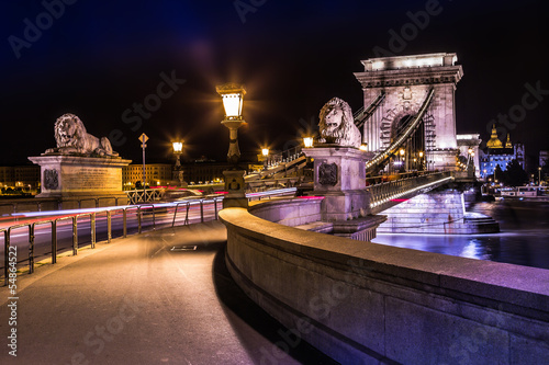 Canvas Print Night view of the famous Chain Bridge in Budapest, Hungary. The