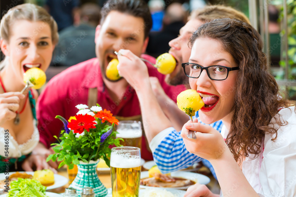 Leute in Bayerischer Tracht essen in Restaurant Leute in Bayerischer Tracht essen in Restaurant