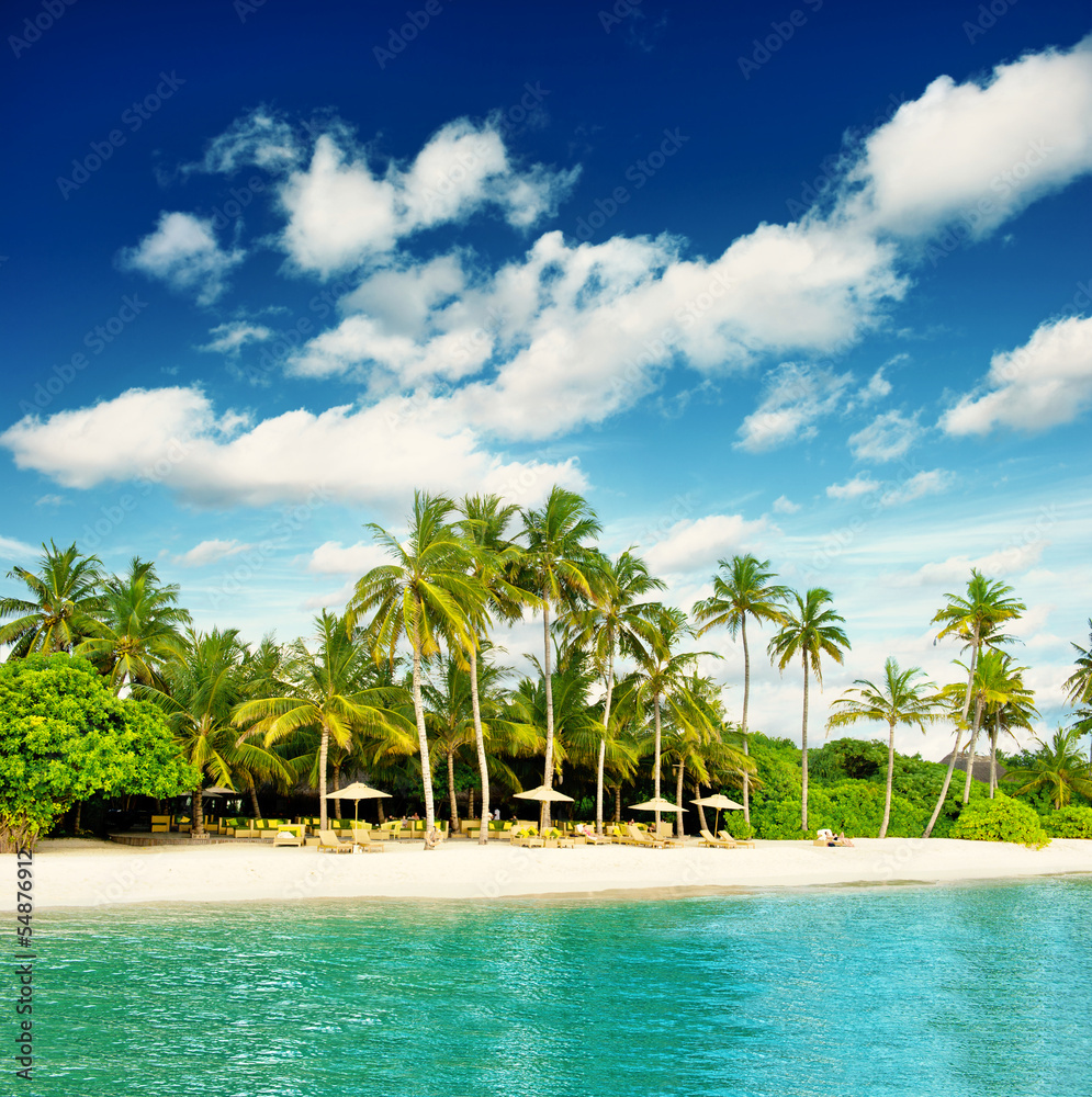 Obraz premium tropical island beach with perfect blue sky