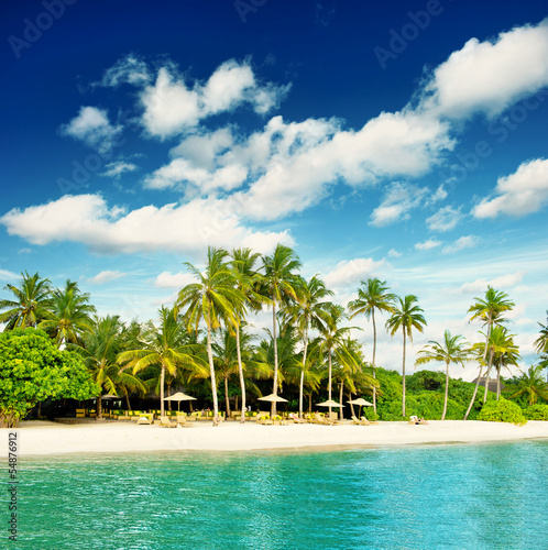 tropical island beach with perfect blue sky © LiliGraphie