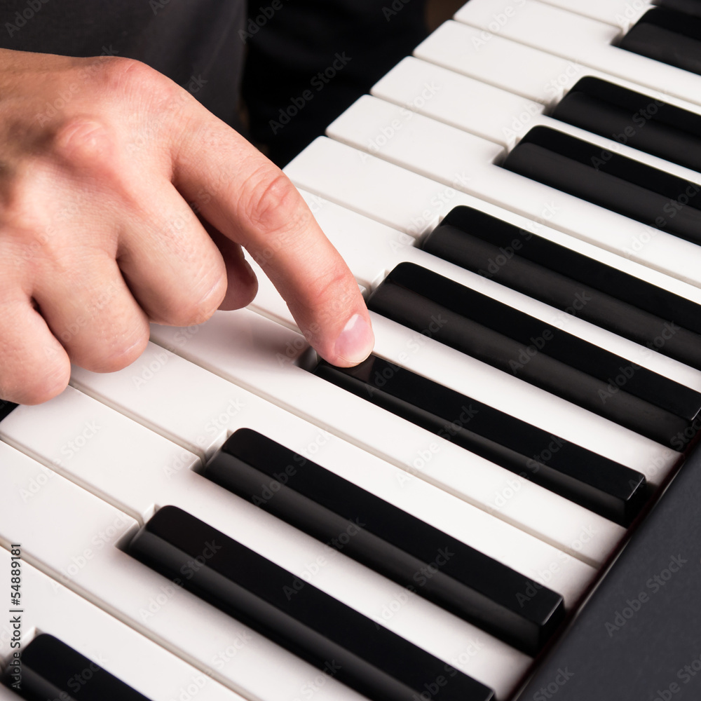 Obraz premium finger and piano keys