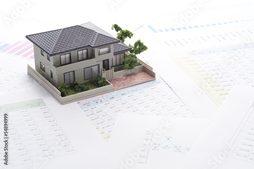 家の模型と書類
