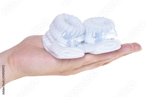 Hand hält Babyschuhe photo