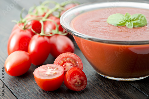 passata di pomodoro con basilico e pomodori tagliati