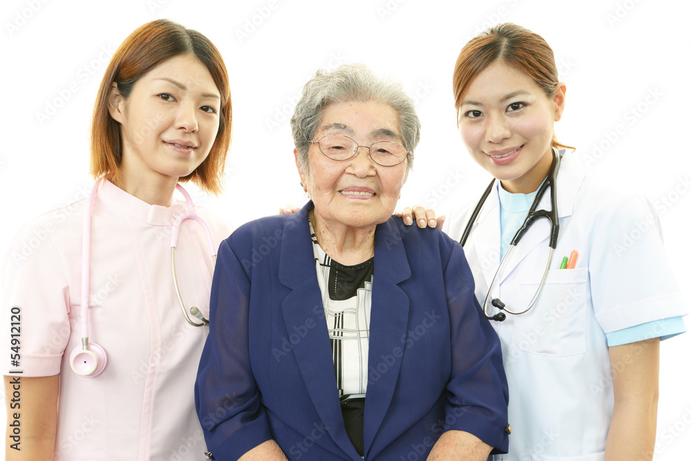 笑顔の高齢者と医療スタッフ