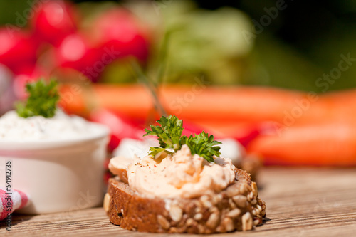 hausgemachter frischer kräuterquark mit brot und gemüse