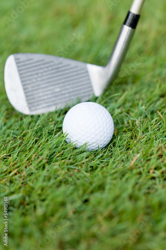 golfball und golfschläger tee auf grünem rasen nahaufnahme