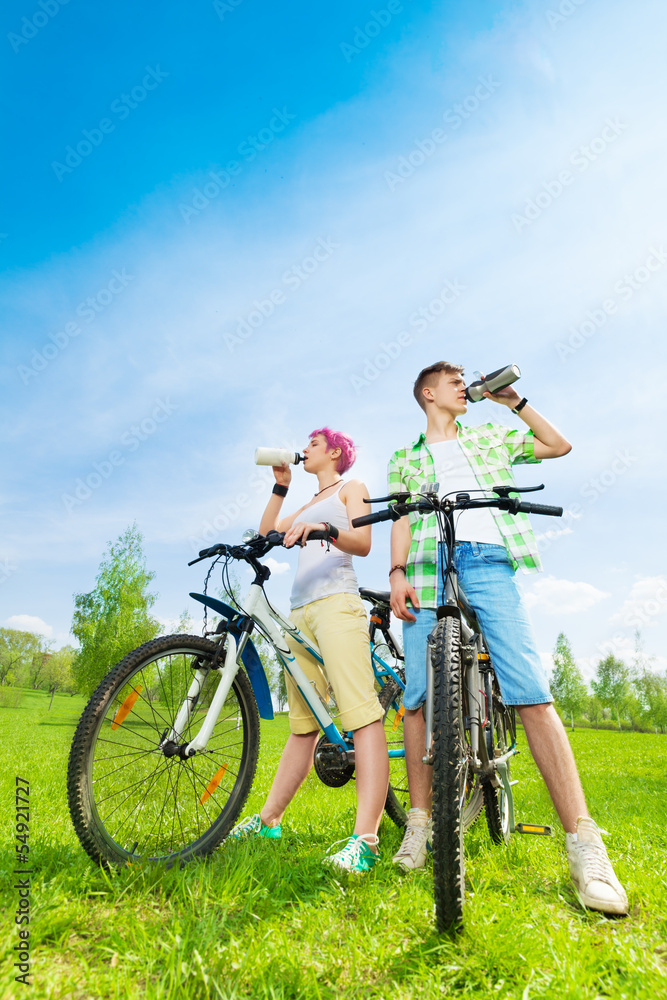 Fototapeta premium Young bikers with water bottles