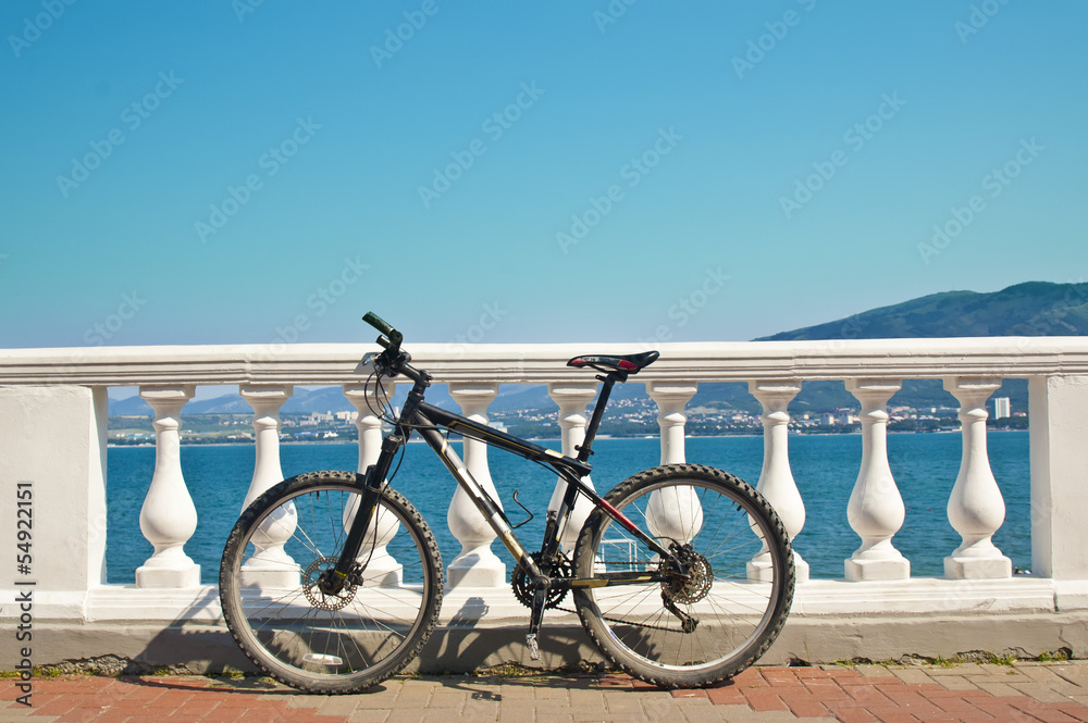 Fototapeta premium Mountain bike on seafront