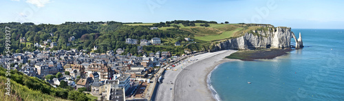 Panorama ville et falaise d'Etretat