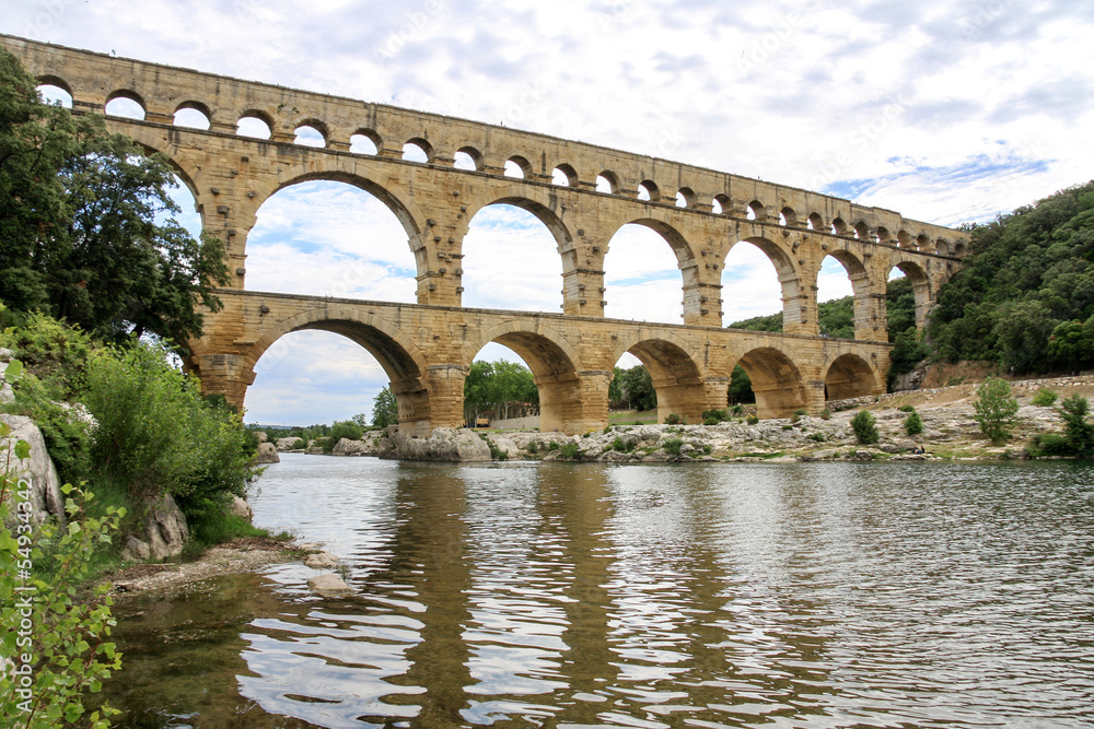 Fototapeta premium Pont du Gard, old water line of the Romans