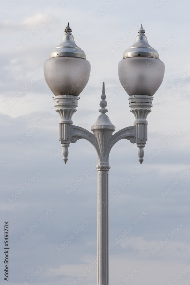 Farola blanca de dos brazos de hierro forjado Farola blanca de dos brazos de hierro forjado