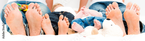 Fußportrait einer jungen Familie