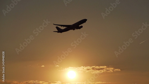 Flugzeugsstart bei Sonnenuntergang