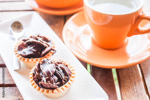 Hot tea and crispy chocolate tarts
