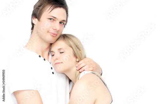 junges Frau legt ihren Kopf auf die Brust ihres Freundes