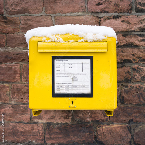 Briefkasten im Winter