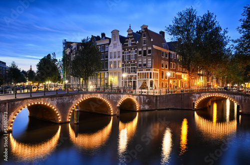 Nachtszene an einem Kanal in Amsterdam Fototapete