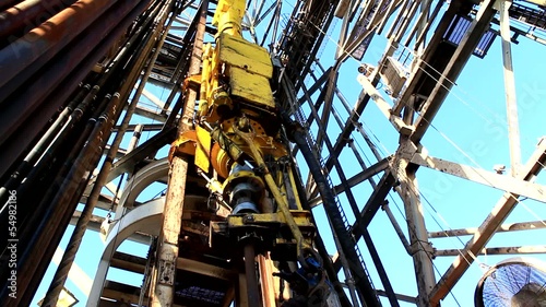 Top Drive System (TDS) Spinning for Oil Drilling Rig photo
