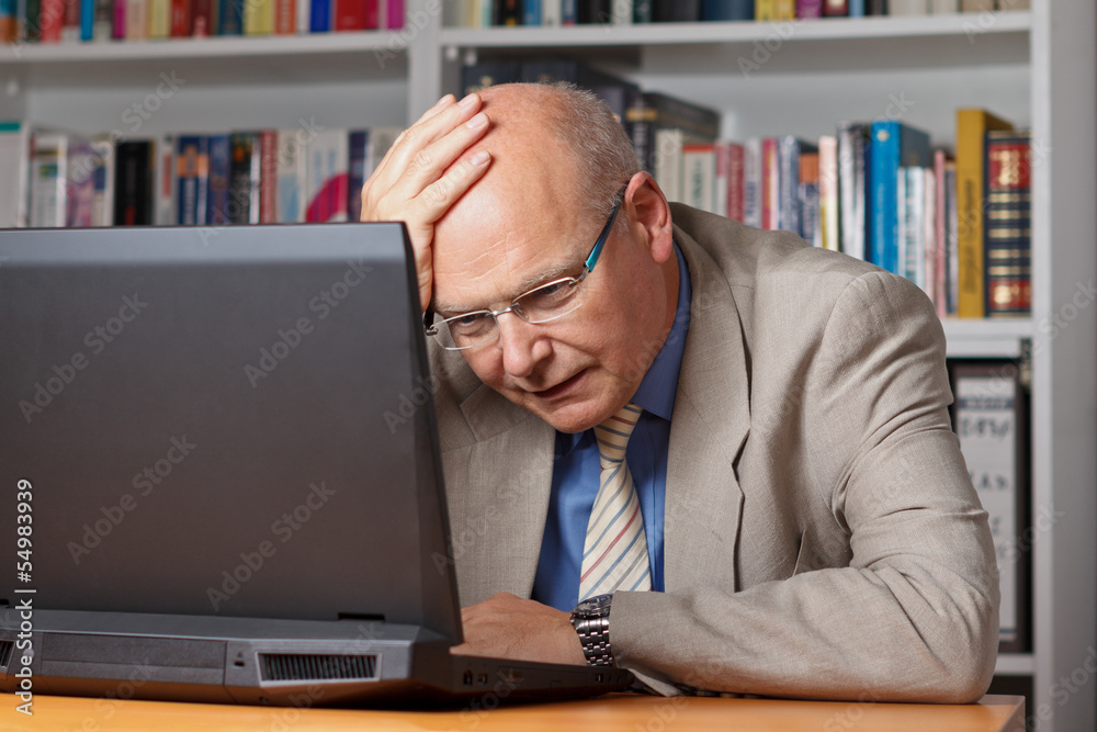 Enttäuschter und fassungsloser Senior vor Laptop Enttäuschter und fassungsloser Senior vor Laptop