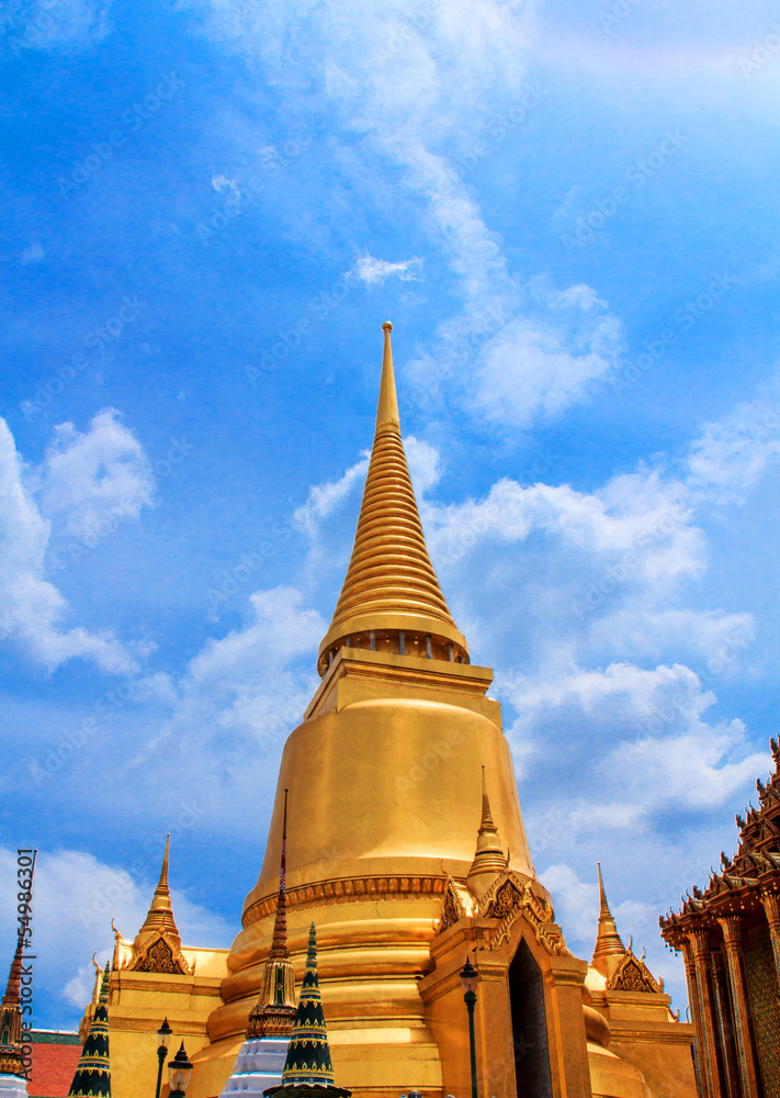 Fototapeta premium Marble Temple (Wat Benchamabophit Dusitvanaram), major tourist a