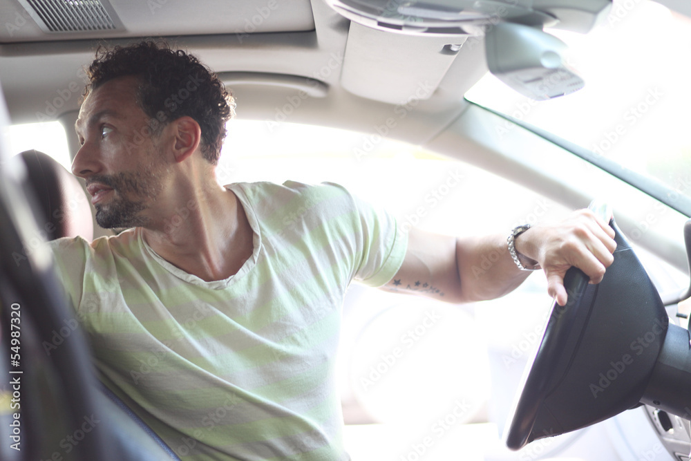 Fototapeta premium Mann im Auto