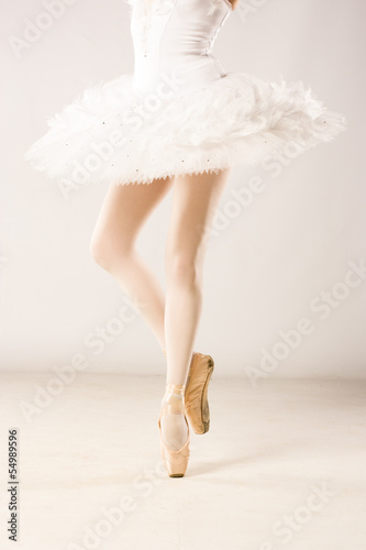 image of ballerina dancing on pointe