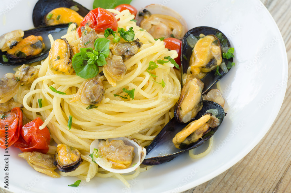 Spaghetti con cozze e arselle, cucina mediterranea