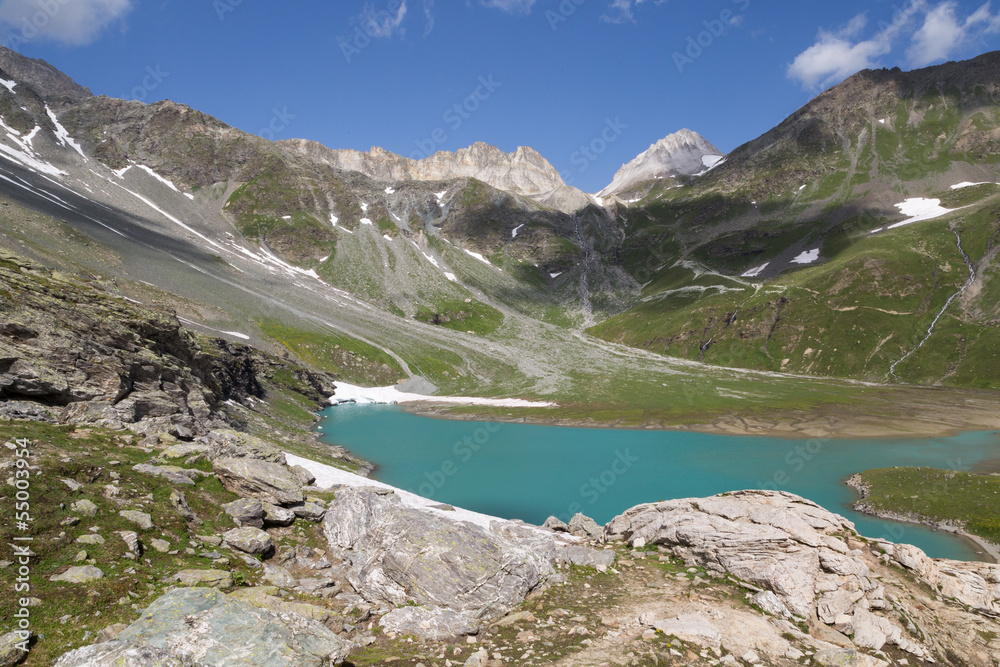 Obraz premium Lac blanc entouré de rochers et sommets
