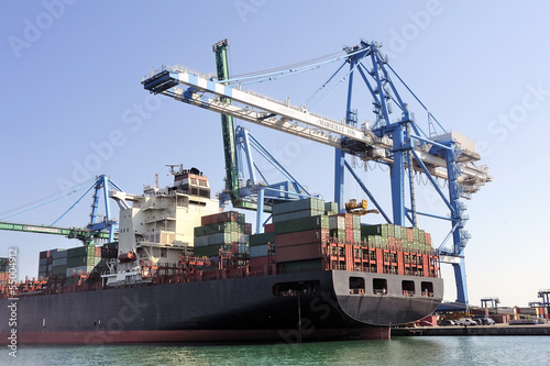 carry containers to quay