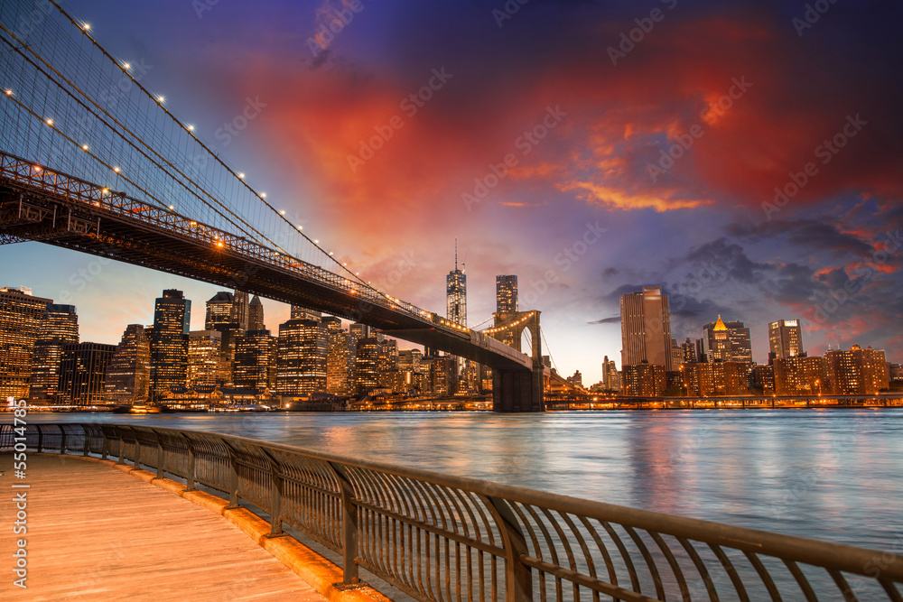 Brooklyn Bridge Park, New York City. Spectacular sunset view of - obrazy, fototapety, plakaty 