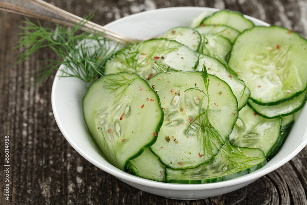 Gurkensalat auf Holzbrett Gurkensalat auf Holzbrett
